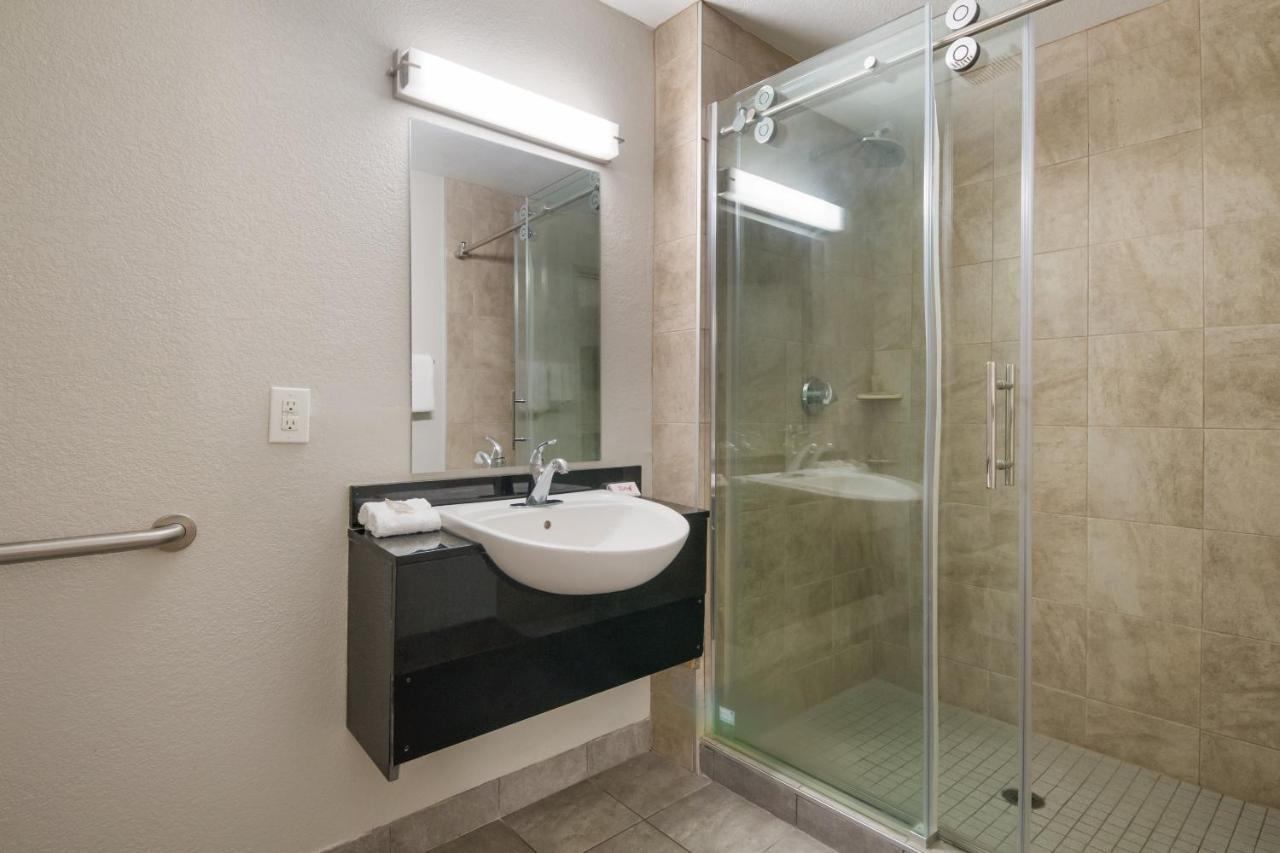 Red Roof Inn San Antonio E - Frost Bank Center 외부 사진