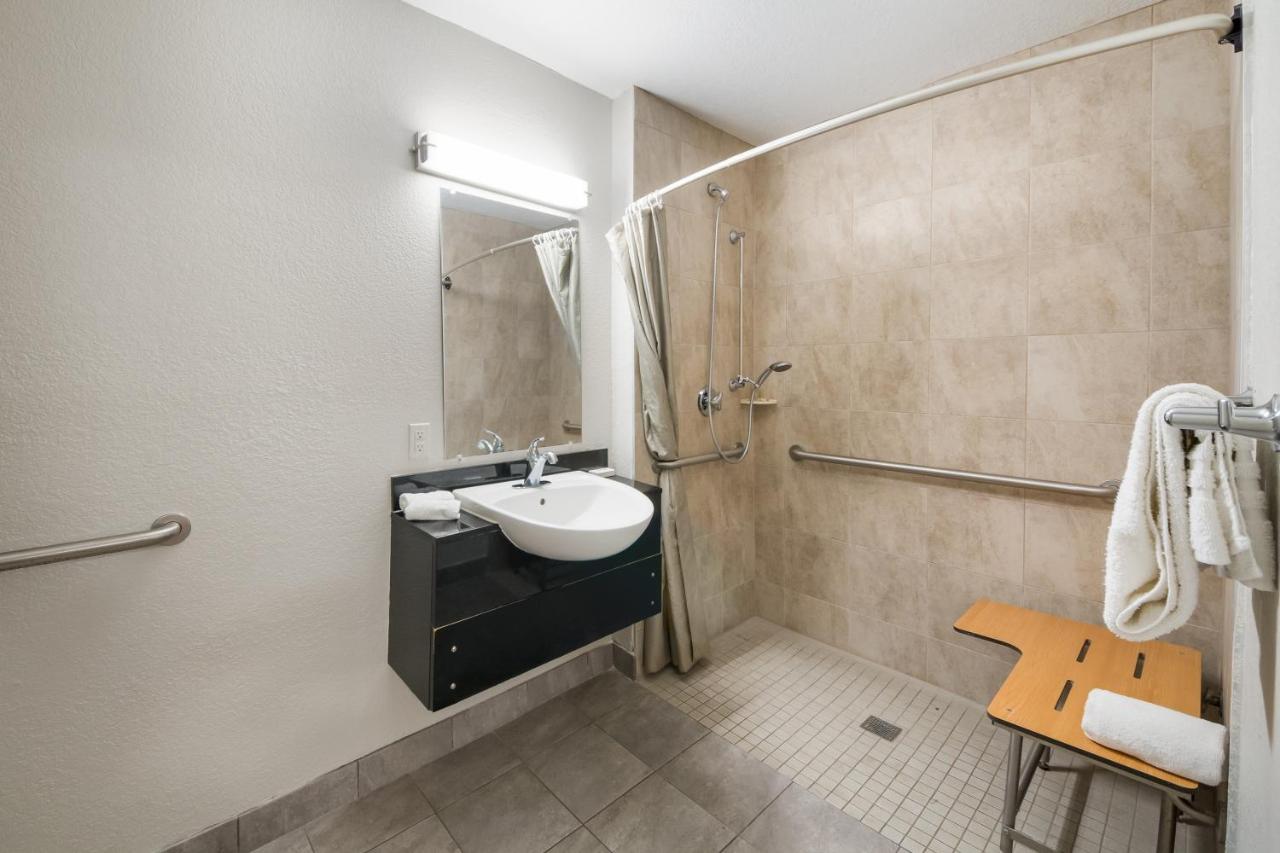 Red Roof Inn San Antonio E - Frost Bank Center 외부 사진