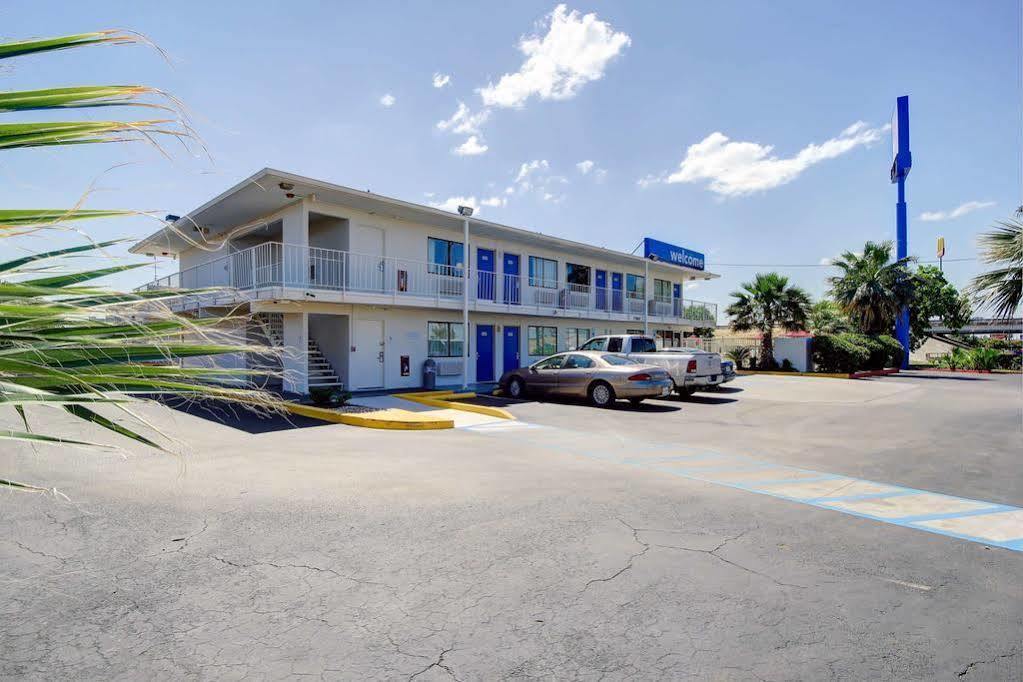 Red Roof Inn San Antonio E - Frost Bank Center 외부 사진