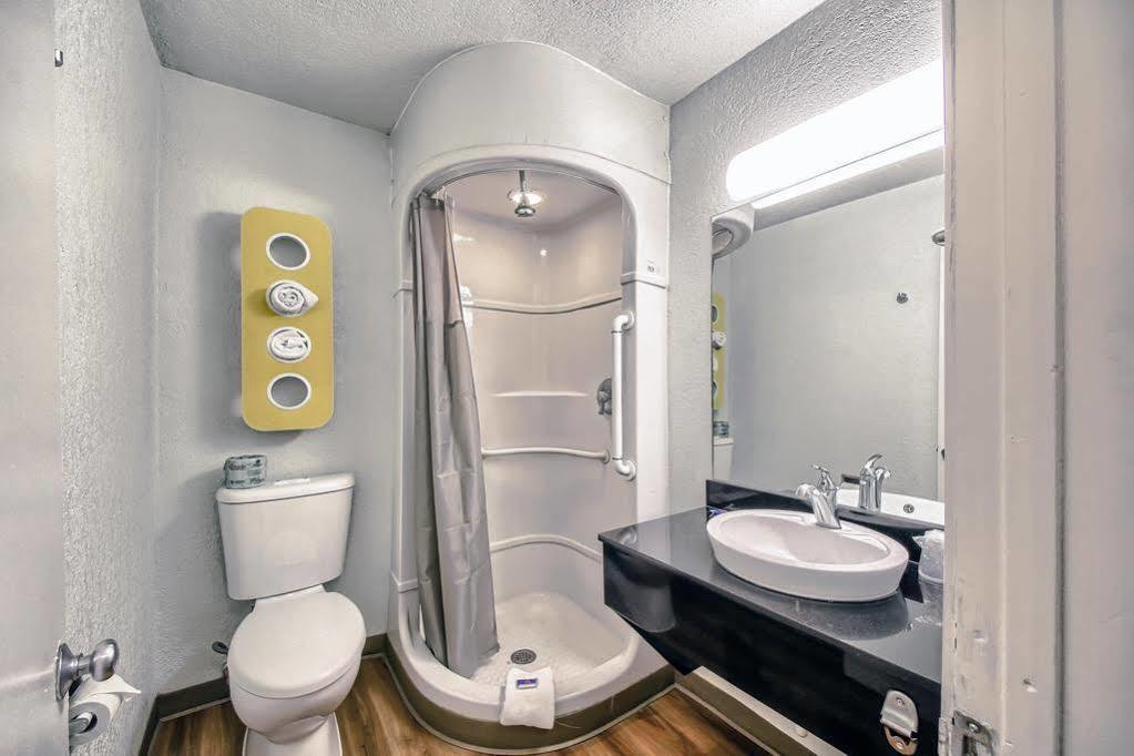 Red Roof Inn San Antonio E - Frost Bank Center 외부 사진