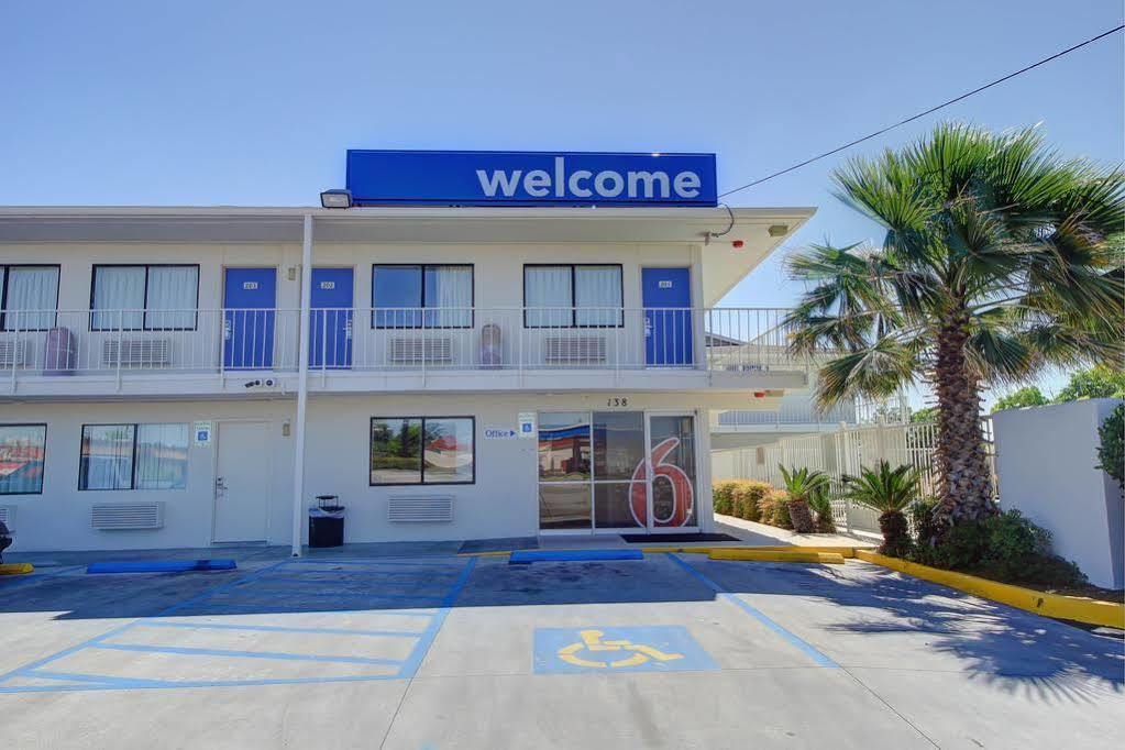Red Roof Inn San Antonio E - Frost Bank Center 외부 사진