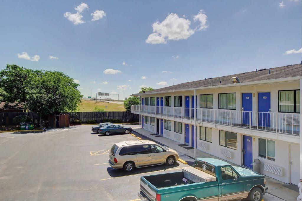 Red Roof Inn San Antonio E - Frost Bank Center 외부 사진