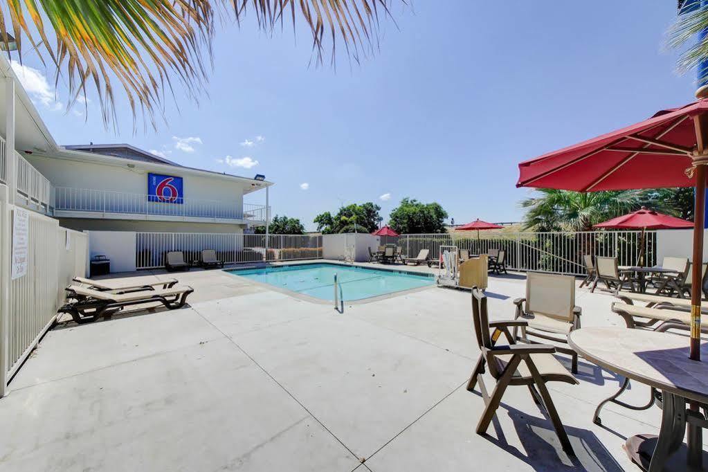 Red Roof Inn San Antonio E - Frost Bank Center 외부 사진