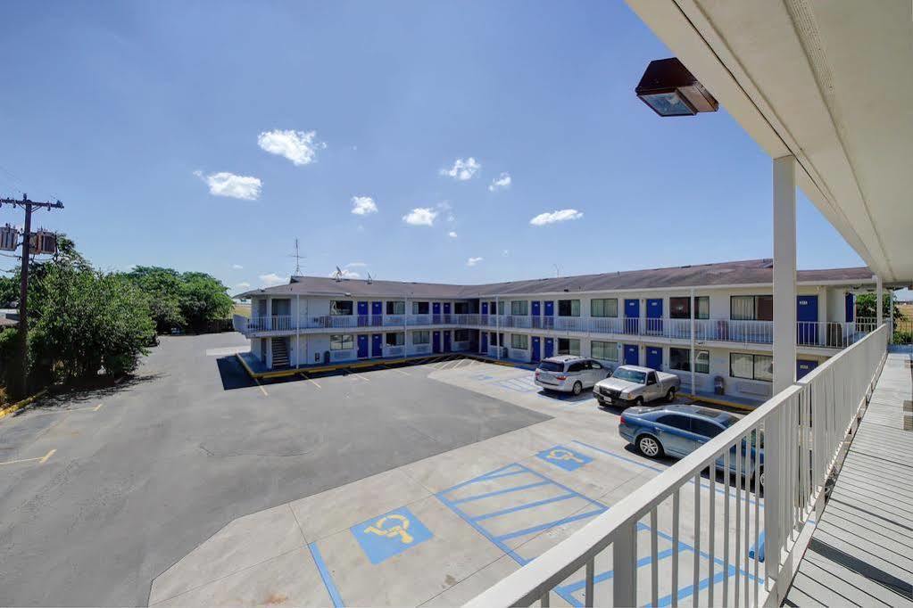 Red Roof Inn San Antonio E - Frost Bank Center 외부 사진