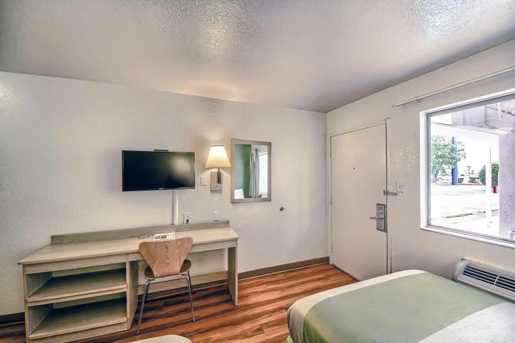 Red Roof Inn San Antonio E - Frost Bank Center 외부 사진